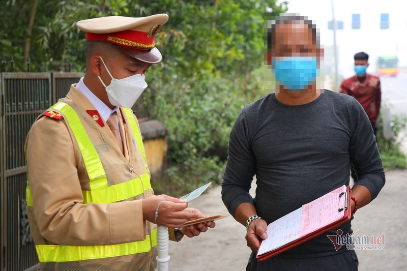 Ha Noi: Nguoi pham luat giao thong ngay dau nhan 'trap' phat, dong tien qua mang-Hinh-2