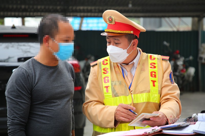 Ha Noi: Nguoi pham luat giao thong ngay dau nhan 'trap' phat, dong tien qua mang-Hinh-3