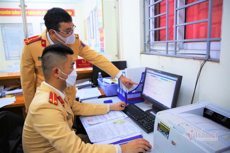 Ha Noi: Nguoi pham luat giao thong ngay dau nhan 'trap' phat, dong tien qua mang-Hinh-6