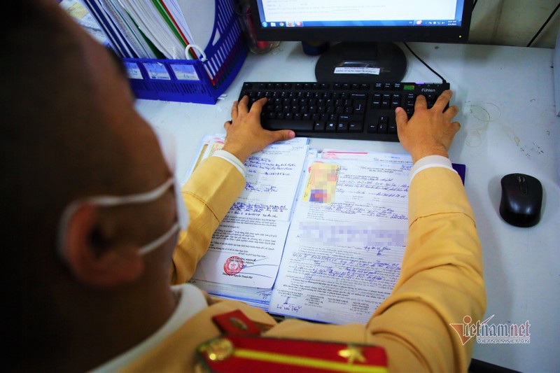 Ha Noi: Nguoi pham luat giao thong ngay dau nhan 'trap' phat, dong tien qua mang-Hinh-7