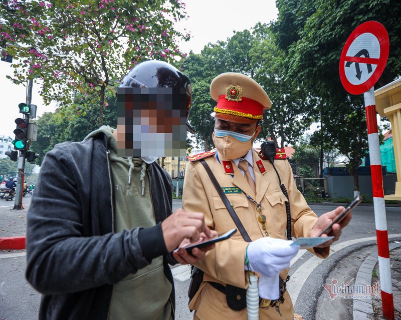 Ha Noi: Nguoi pham luat giao thong ngay dau nhan 'trap' phat, dong tien qua mang-Hinh-9