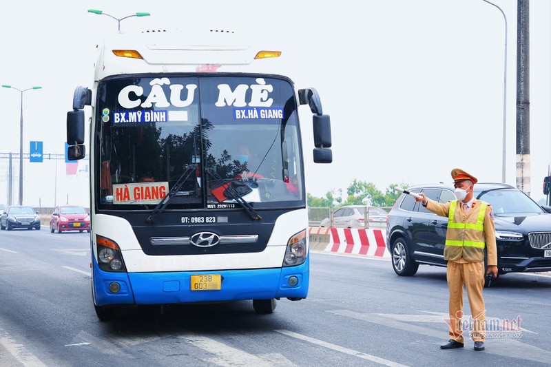 Ha Noi: Nguoi pham luat giao thong ngay dau nhan 'trap' phat, dong tien qua mang