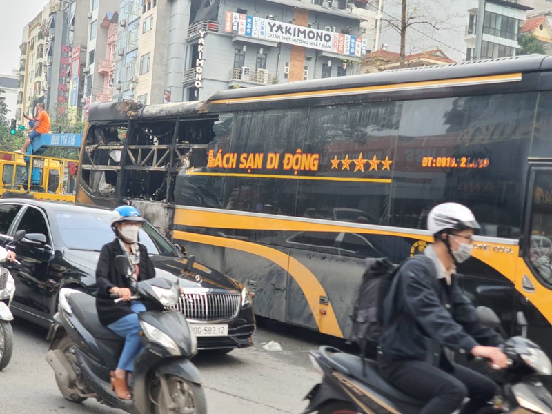 Ha Noi: Xe “Khach san di dong” chay rui phan duoi khi gan cap ben