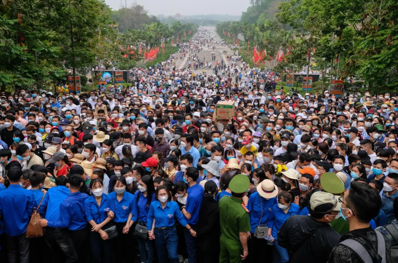 Hang van nguoi do ve den Hung trong ngay Gio To