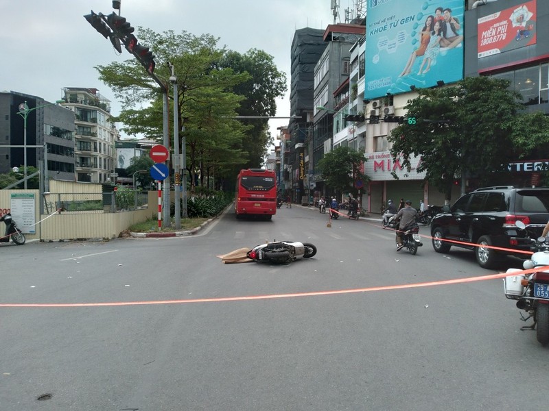 Ha Noi: O to khach va cham xe may, nguoi phu nu tu vong-Hinh-3