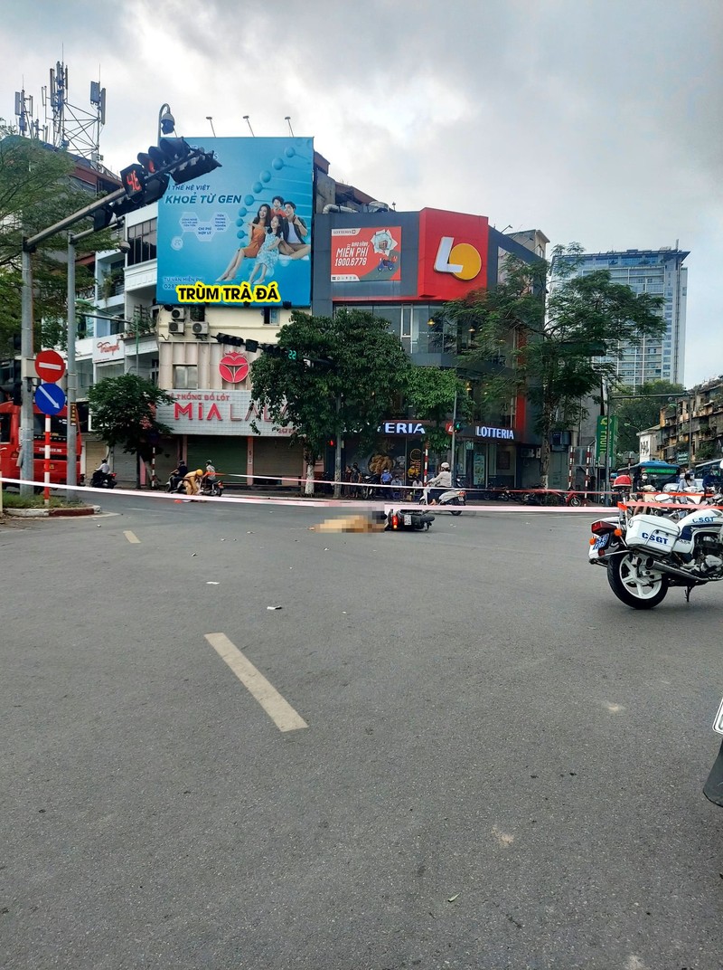 Ha Noi: O to khach va cham xe may, nguoi phu nu tu vong-Hinh-4