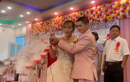 Dam cuoi doc la nhat Viet Nam: Chu re mang bau 3 thang-Hinh-10