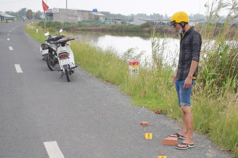 Tin nong 6/5: Quat tran roi trong lop, 2 hoc sinh bi thuong-Hinh-4