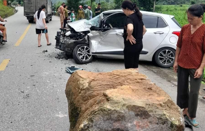 Cao Bang: Da lo roi nat dau o to dang di chuyen tren duong