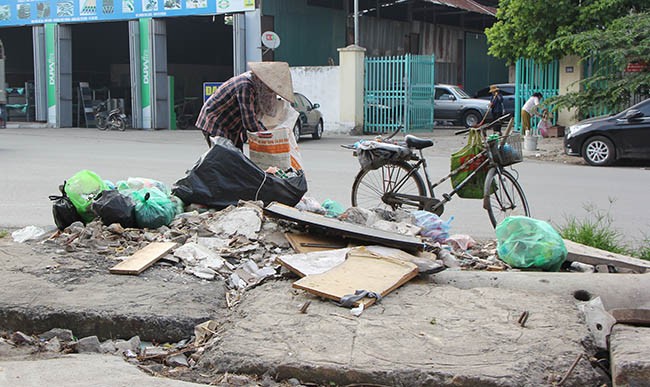 Ha Noi: Nap cong lo thien tren Pho Vien - Nguyen Dinh Tu “bay” nguoi di duong-Hinh-11