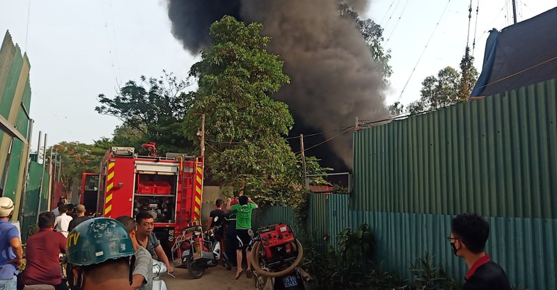 Ha Noi: Chay bai tap ket nhua, cot khoi boc cao hang tram met-Hinh-4