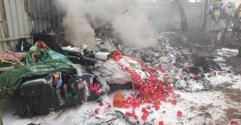 Ha Noi: Chay bai tap ket nhua, cot khoi boc cao hang tram met-Hinh-7