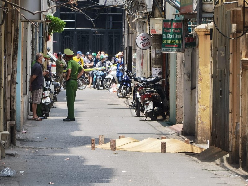 Ha Noi: Nguoi dan ong roi tu tang 6 khach san xuong dat tu vong-Hinh-2