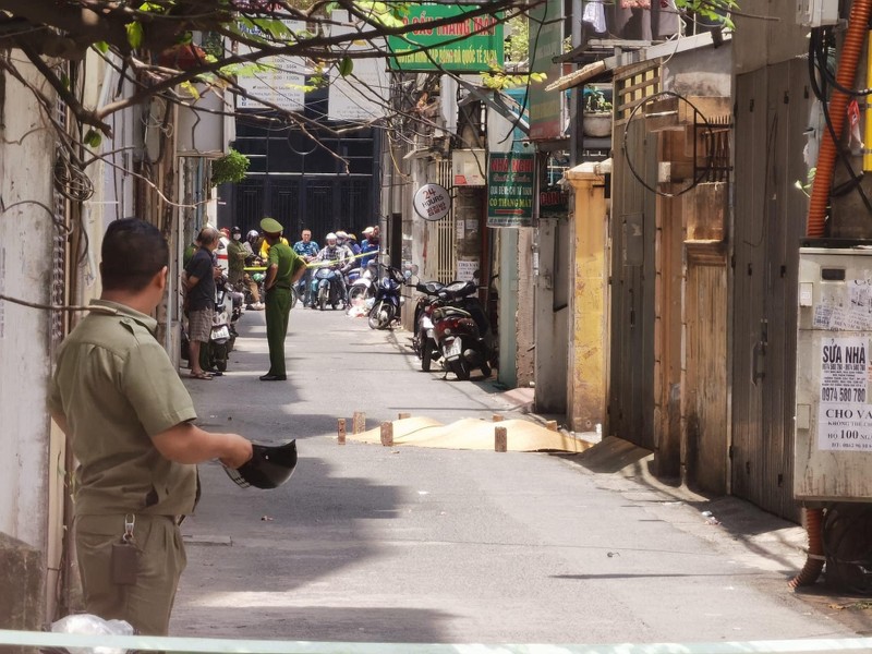 Ha Noi: Nguoi dan ong roi tu tang 6 khach san xuong dat tu vong