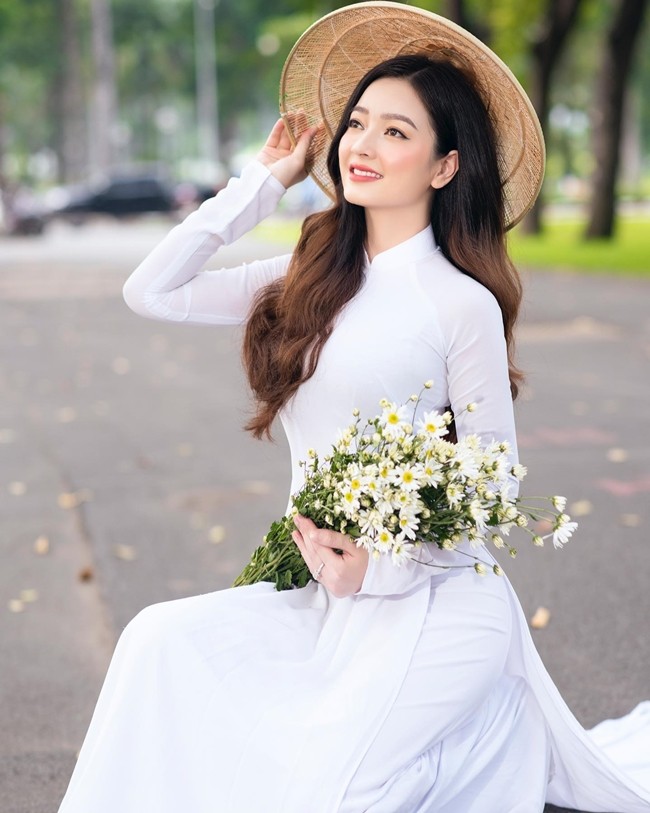 2 nguoi dep ao dai Sai thanh lai nong bong khi dien ao tam-Hinh-12