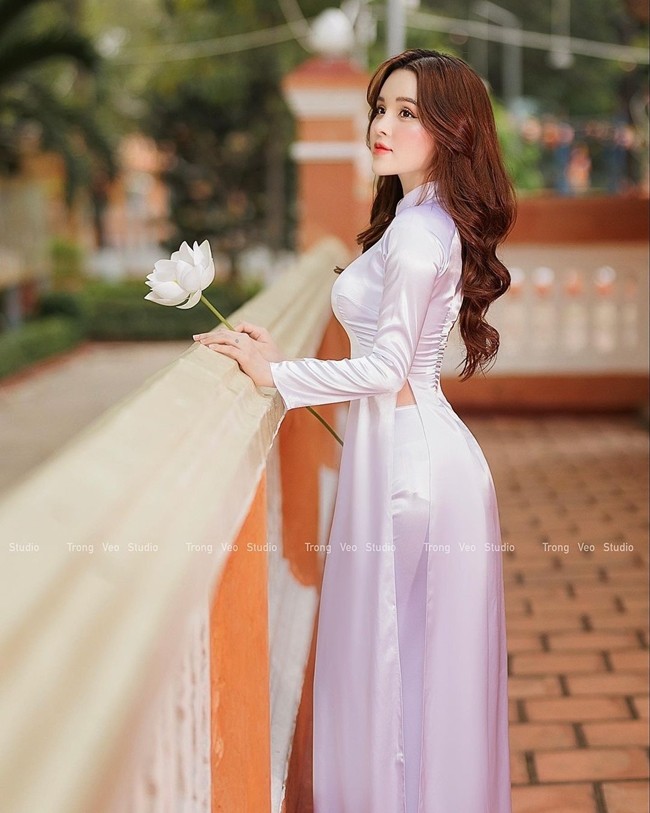 2 nguoi dep ao dai Sai thanh lai nong bong khi dien ao tam-Hinh-4