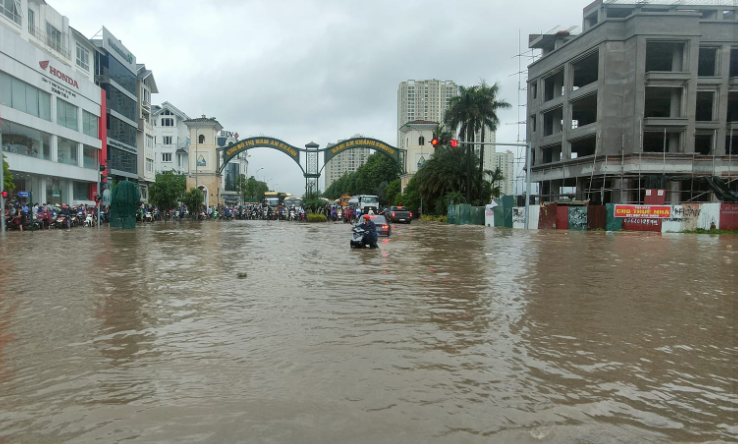 Ha Noi mua lon khien Dai lo Thang Long ngap sau gan 1 met-Hinh-8