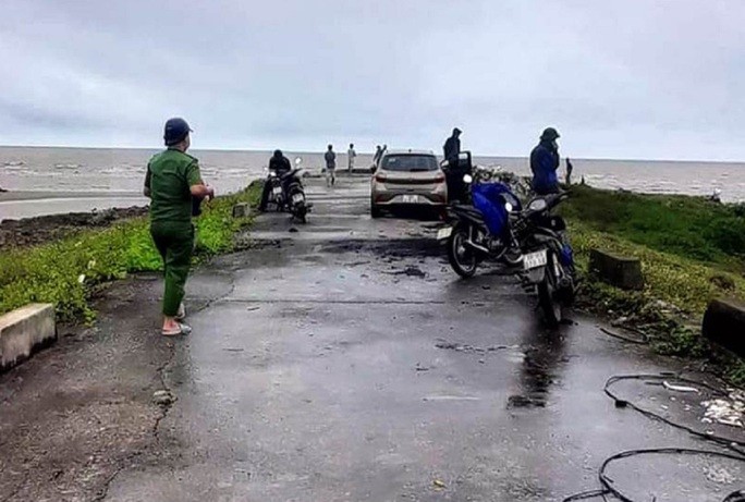 Tin nong 23/5: Ta hoa phat hien canh tay nguoi noi len tu cong nuoc-Hinh-3