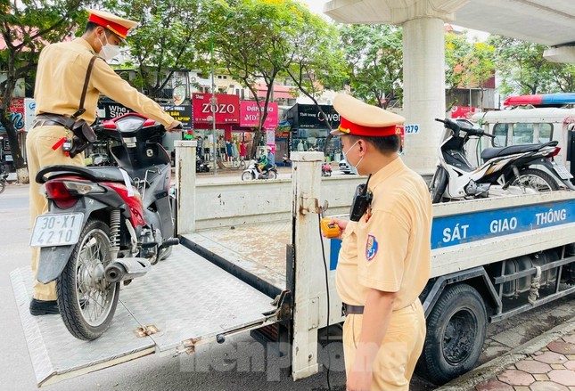 Ha Noi: Canh sat giao thong manh tay voi 'ma men'-Hinh-10