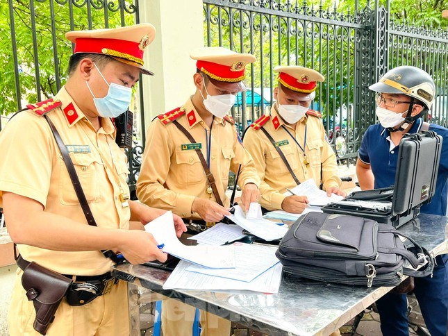 Ha Noi: Canh sat giao thong manh tay voi 'ma men'-Hinh-6