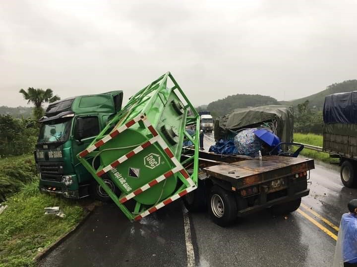 Yen Bai: Xe dau keo va cham voi o to tai, 1 nguoi tu vong