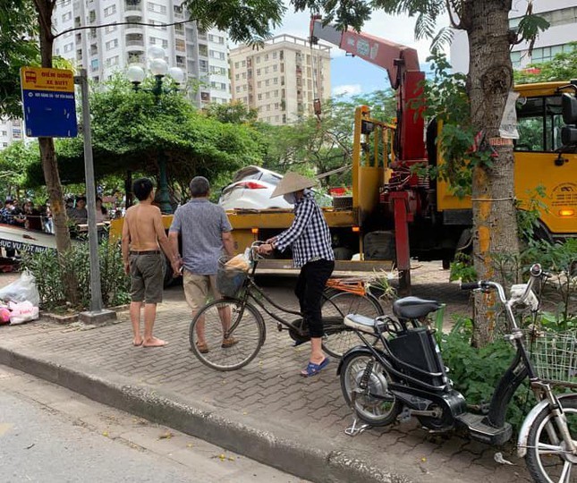 Ha Noi: Nu tai xe lao o to cam dau xuong song Kim Nguu-Hinh-3