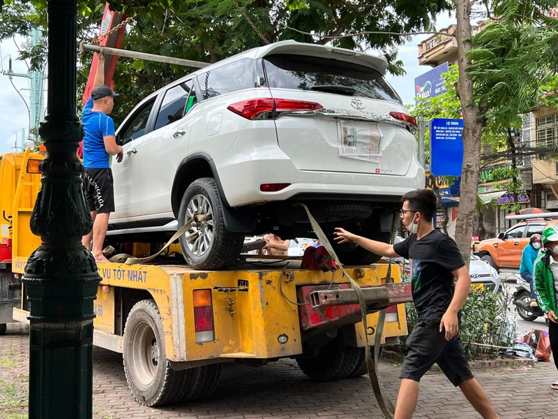 Ha Noi: Nu tai xe lao o to cam dau xuong song Kim Nguu-Hinh-5