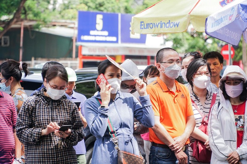 Ha Noi: Nhieu si tu thi vao lop 10 mung ro khi lam duoc bai-Hinh-2