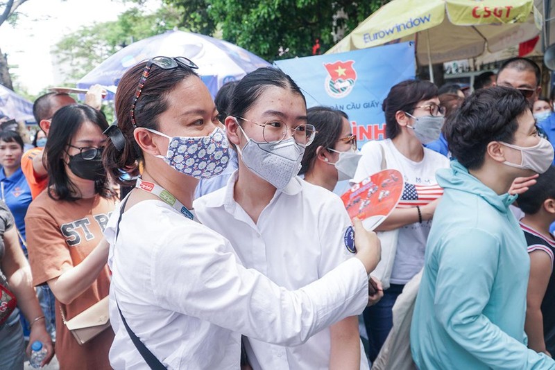 Ha Noi: Nhieu si tu thi vao lop 10 mung ro khi lam duoc bai-Hinh-5