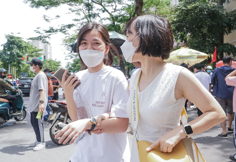 Ha Noi: Nhieu si tu thi vao lop 10 mung ro khi lam duoc bai-Hinh-6