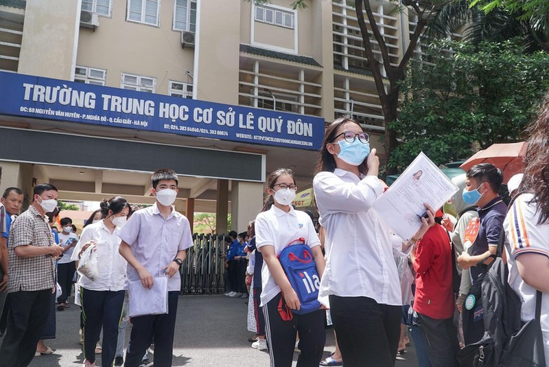 Ha Noi: Nhieu si tu thi vao lop 10 mung ro khi lam duoc bai-Hinh-9