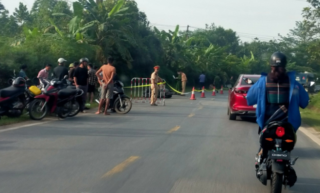 Ha Giang: Xe may lao vao cot tieu khien 2 nguoi thuong vong