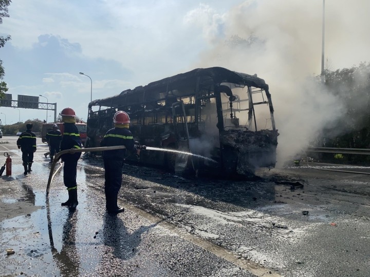 Ha Noi: Xe khach giuong nam chay rui tren dai lo Thang Long-Hinh-3