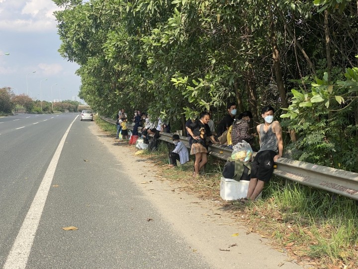 Ha Noi: Xe khach giuong nam chay rui tren dai lo Thang Long-Hinh-5