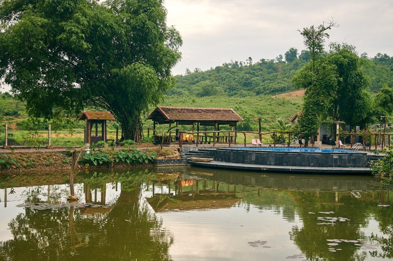 Khu nha go dung noi that tai che cua cap vo chong o Hoa Binh-Hinh-19