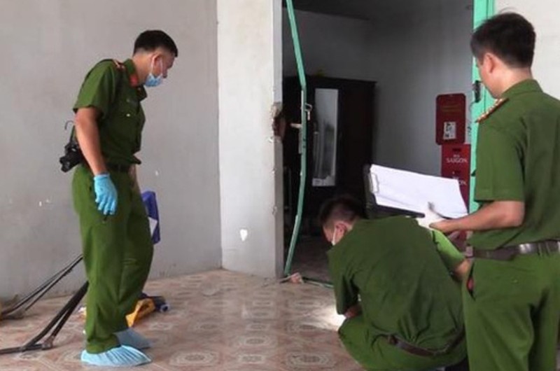 Nua dem, bo dung vat nhon dam con gai cung ban trai tu vong