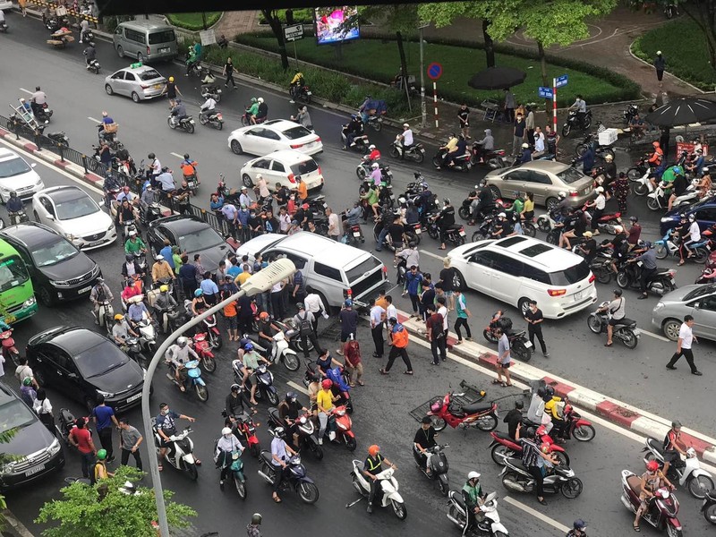 Ha Noi: Xe ban tai lao qua rao phan cach huc trung o to BMW-Hinh-2