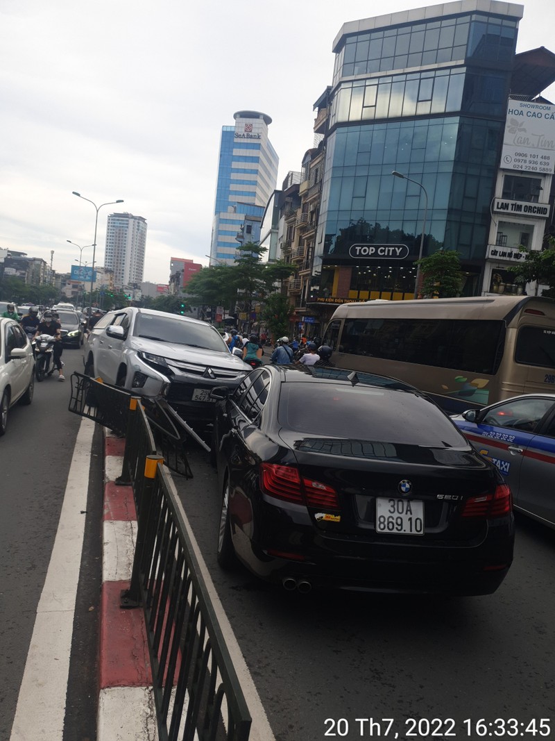 Ha Noi: Xe ban tai lao qua rao phan cach huc trung o to BMW-Hinh-3