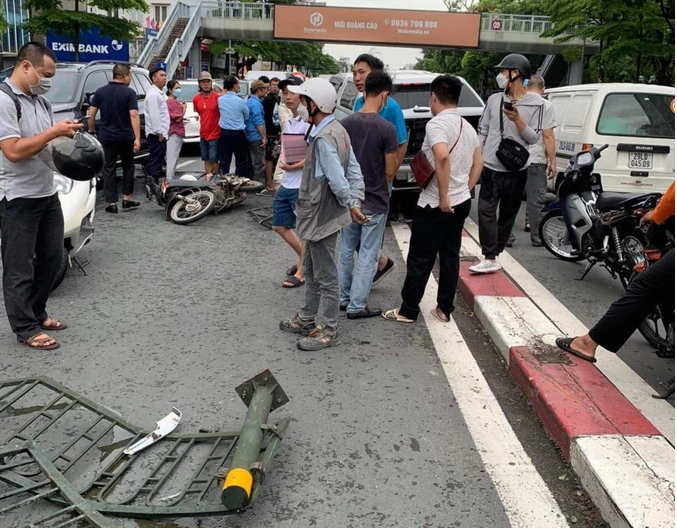 Ha Noi: Xe ban tai lao qua rao phan cach huc trung o to BMW