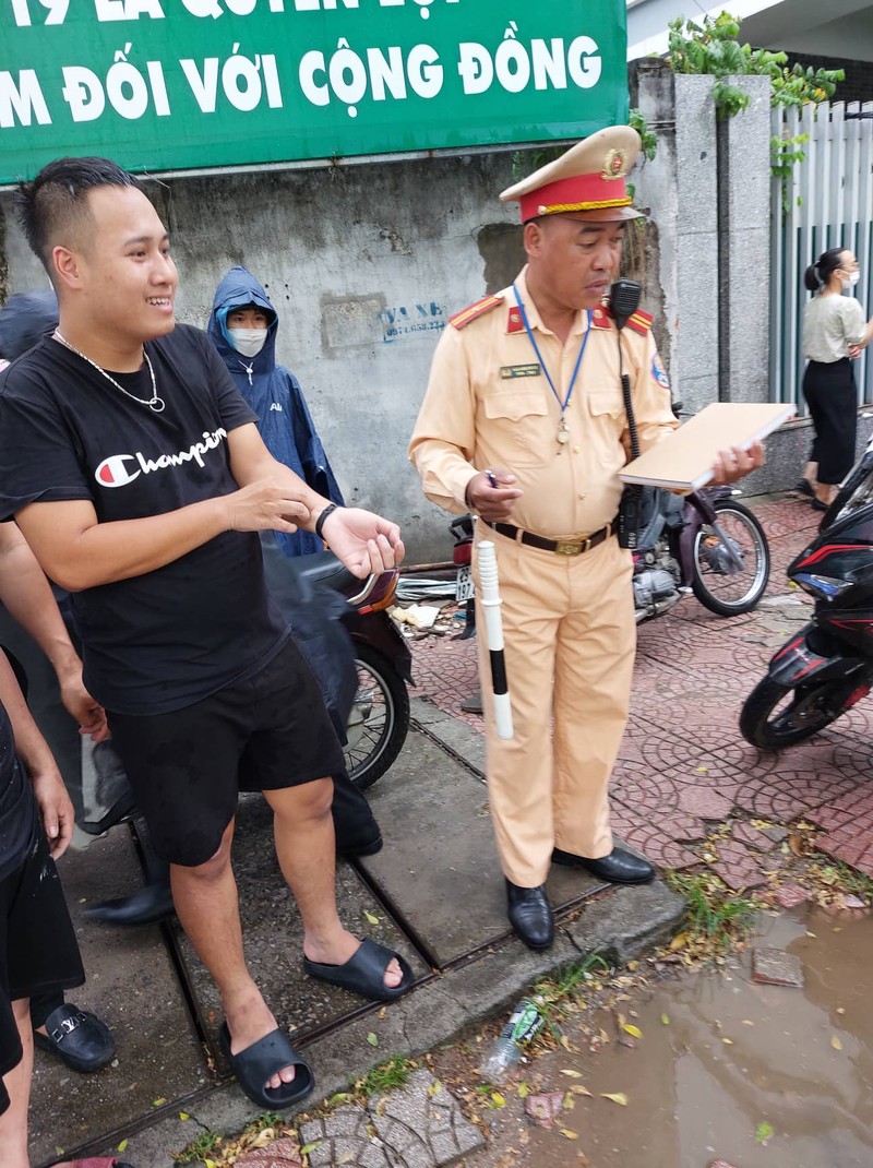 Xe may bat ngo boc chay du doi duoi con mua tren pho Ha Noi-Hinh-5