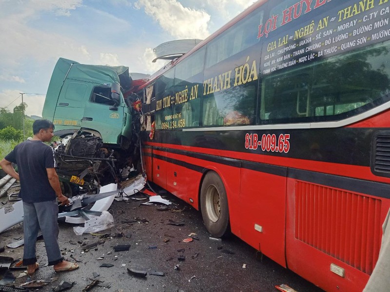 Thanh Hoa: Xe khach va cham voi xe dau keo khien 2 nguoi tu vong