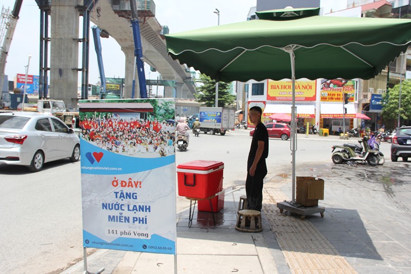 Can canh “tram” nuoc lanh mien phi giua thoi tiet nang nong o Ha Noi