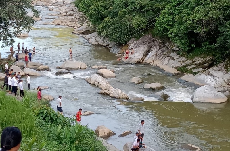 Lao Cai: Ra suoi chup anh, 2 vo chong du khach bi nuoc cuon troi