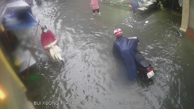 Mua lon trong dem, nhieu tuyen pho Ha Noi  bien thanh song-Hinh-14