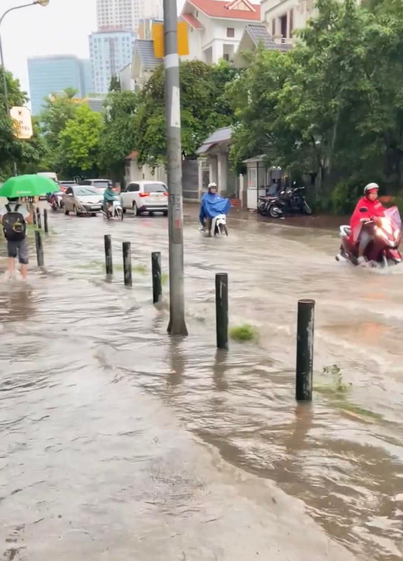 Mua lon trong dem, nhieu tuyen pho Ha Noi  bien thanh song-Hinh-3