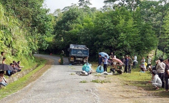 Lao Cai: Du bam theo xe tai, be trai nga xuong duong tu vong