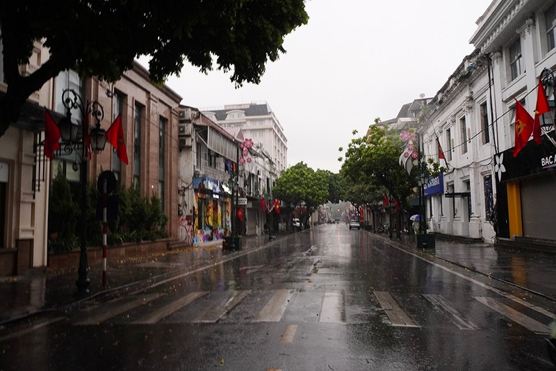 Ha Noi troi toi sam, pho phuong vang lang trong ngay dau nghi le-Hinh-13