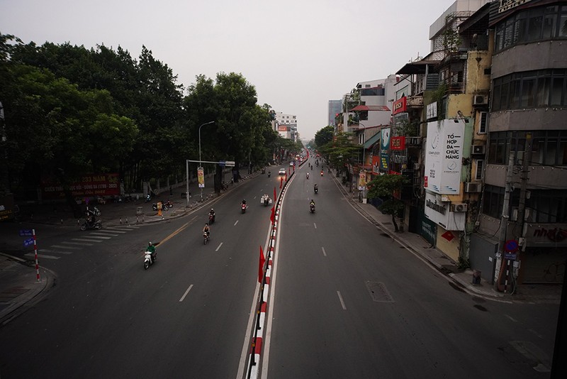 Ha Noi troi toi sam, pho phuong vang lang trong ngay dau nghi le-Hinh-15