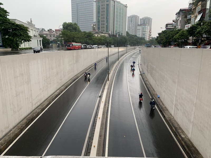 Ha Noi troi toi sam, pho phuong vang lang trong ngay dau nghi le-Hinh-6