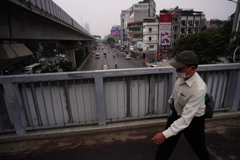 Ha Noi troi toi sam, pho phuong vang lang trong ngay dau nghi le-Hinh-9